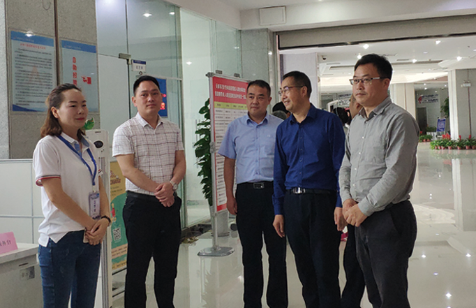 市創(chuàng)業(yè)就業(yè)服務中心心任謝光 運、市殘聯(lián)理事長王懷忠指導 公司承辦的殘疾人專場招聘會